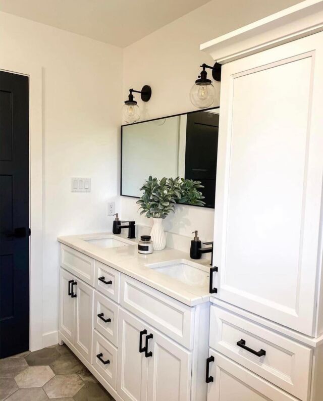 Clean, white, and oh-so beautiful - we can’t get enough of this bathroom makeover by @builditagainron 

What do you think of this beautiful bathroom renovation? Share your thoughts in the comments below! 

Vanity: White (Bellrose)
Top: Carrera
Hardware: Black Bevelled handles 
. . . 
#stonewoodbath #bathroom #bathroommakeover #bathroomrenovation #bathroomreno #homerenovation #hometrends #interiordesign #interiordecor #bathroomremodel #bathroomsofinstagram